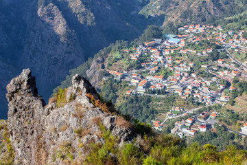 Krajobraz z Madery.  Widok z góry na Dolinę Zakonnic