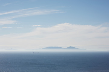Schiff im blauen Meer vor blauem Horizont