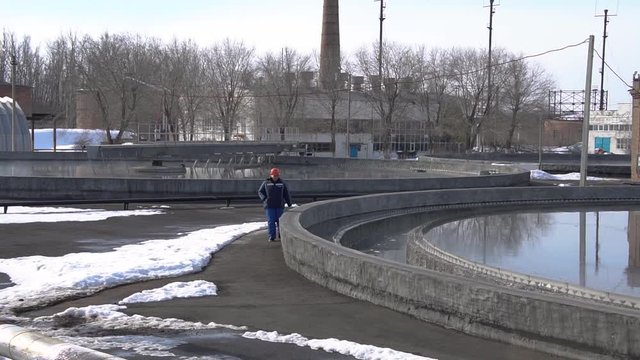 The process of recirculating sediment with a solid contact donkey in a water treatment plant. Industrial water treatment, biological treatment plant