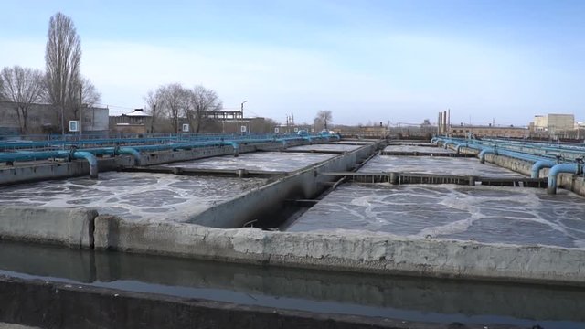 The process of recirculating sediment with a solid contact donkey in a water treatment plant. Industrial water treatment, biological treatment plant