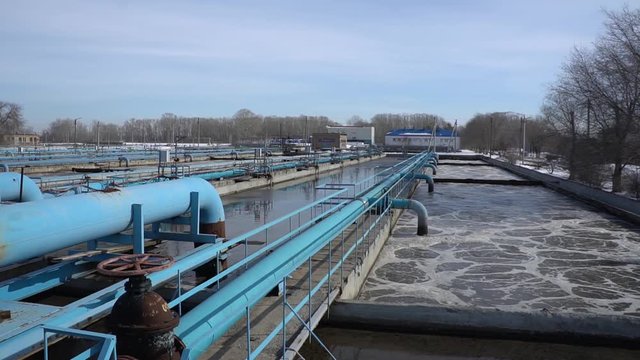 The process of recirculating sediment with a solid contact donkey in a water treatment plant. Industrial water treatment, biological treatment plant