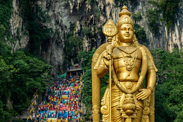 Estatua gigante dorada del dios hindú Murugan delante de la escalera del festival Tapuisam en las cuevas de Batu (Gombak, Kuala Lumpur, Malasia) / Gua Batu