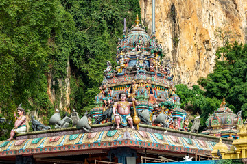 Muchos dioses hindúes esculpidos en piedra delante de la escalera del festival Tapuisam en las...
