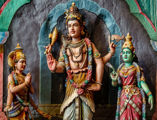 Tres dioses hindúes esculpidos en piedra en el festival Tapuisam en las cuevas de Batu (Gombak,...
