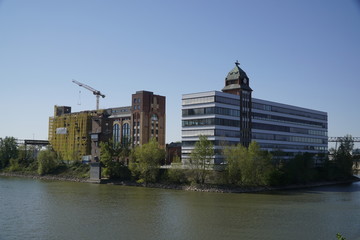 Blickwinkel im Düsseldorfer Hafen, Uhrenturm und alte Fabrik