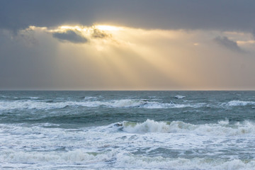 Sonne hinter Regenwolken