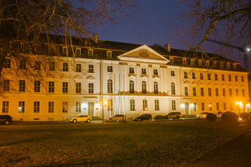 Fototapeta na wymiar Universität Greifswald bei Nacht