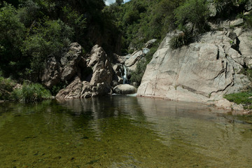 Paisaje de San Luis, Argentina. Monta&ntilde;as cielo y arroyos.