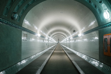 Leerer Elbtunnel