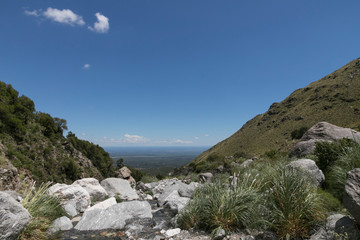 Paisaje de San Luis, Argentina. Montañas cielo y arroyos.