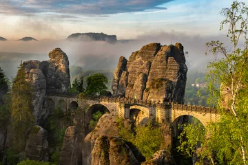 Fototapete Brücken Ein schöner Blick auf die Brücke der Bastei von Rathen in der Sächsischen Schweiz, Deutschland