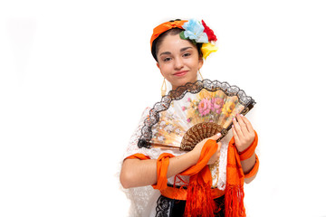 Adolecente latina, con vestido blanco, traje tipico de veracruz mexico, con rebozo naranja y abanico con flores, musica tradicional de arpa diadema de trenza con flores de colores , festival de danza