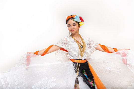 Adolecente latina, con vestido blanco, traje tipico de veracruz mexico, con rebozo naranja y abanico con flores, musica tradicional de arpa diadema de trenza con flores de colores , festival de danza