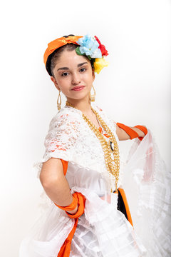Adolecente latina, con vestido blanco, traje tipico de veracruz mexico, con  rebozo naranja y abanico con flores, musica tradicional de arpa diadema de  trenza con flores de colores , festival de danza
