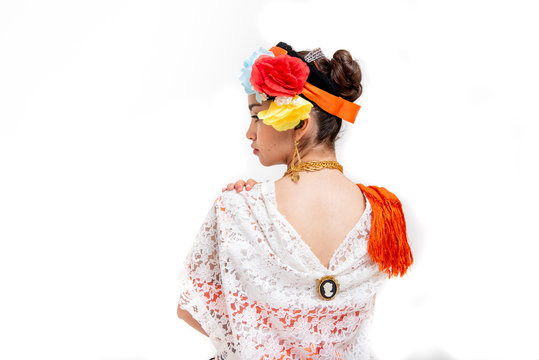 Adolecente latina, con vestido blanco, traje tipico de veracruz mexico, con rebozo naranja y abanico con flores, musica tradicional de arpa diadema de trenza con flores de colores , festival de danza