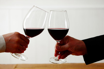 Prost Anstoßen mit Wein