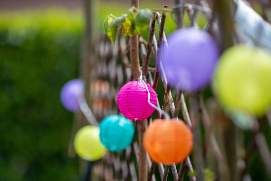 bunte Lampions am Gartenzaun