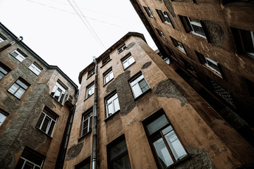 Fototapeta premium Well House in St. Petersburg. Travel to St. Petersburg. A view from the bottom of the wells.