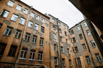 Fototapeta premium Photo courtyard well. Gray sky in the yard well.