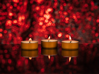Velas aromaticas , reflejo fondo rojo