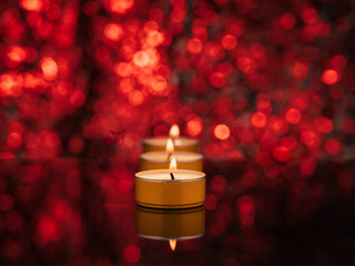 Velas aromaticas en fila, fondo rojo