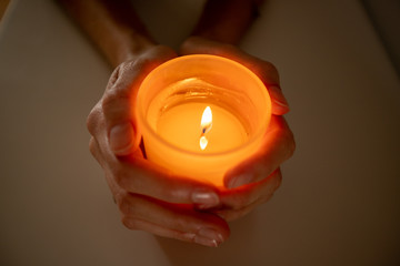 velas luz en las manos esperanza