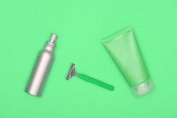 Naklejka premium Feminine shaving set on green