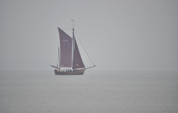 Zeesenboot im Nebel