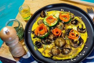 Omelette with mushrooms, for breakfast  por people on diet.