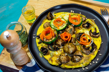 Omelette with mushrooms, for breakfast  por people on diet.