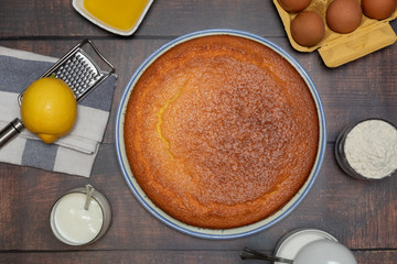 Pastel esponjoso casero y sus ingredientes