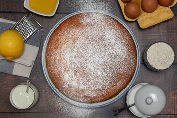 Pastel esponjoso casero y sus ingredientes