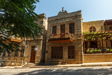 Obraz premium Azerbaijan, Baku, Icheri Sheher streets of the old city, color and ordinary life of citizens. Balconies, alleys, terraces, narrow walkways