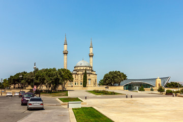 Fototapeta na wymiar Azerbaijan, Baku, city center, mosque and funicular
