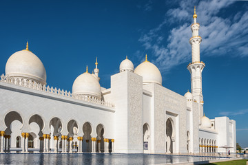 Fototapeta na wymiar Grand Mosque in Abu Dhabi, UAE