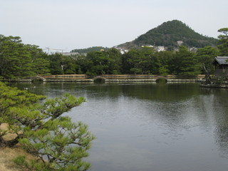 Fototapeta premium 庭とおにぎり山