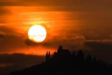 TRAMONTO DEL SOLE SULLA CHIESA DI MONTEVECCHIA