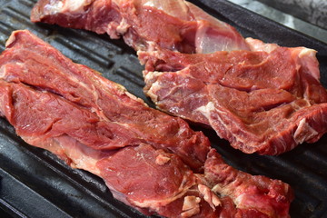 bistecca di manzo cruda da cucinare ai ferri