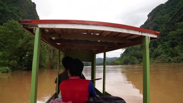 Paseo en canoa por el r&iacute;o entre la selva