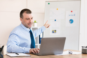 Obraz premium Businessman Using Laptop Making Video Conference Presentation Sitting In Office