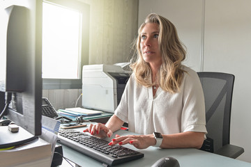Bussiness woman working at her desk