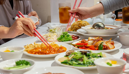 中華料理レストランでの食事風景