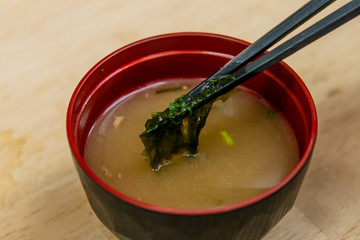 海藻（わかめ、アオサ）の味噌汁