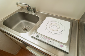 アパートのキッチンのIHヒーターとシンク