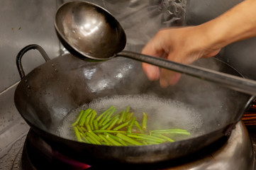 青菜炒めの調理シーン　中華料理　