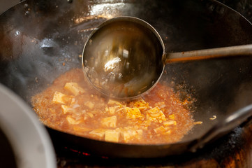 中華鍋と麻婆豆腐（マーボドウフ）　調理シーン