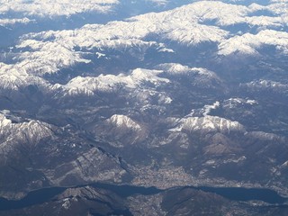 Flug über die schneebedekten Berge der Schweiz