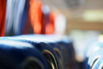 Empty bus inside, rows of blue seats © ANGHI