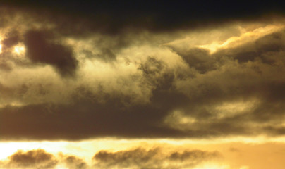 Tramonto giallo e nero