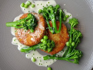 Fish cakes and broccoli